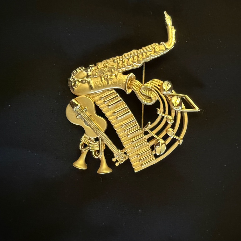 Gold Musical Instrument Brooch